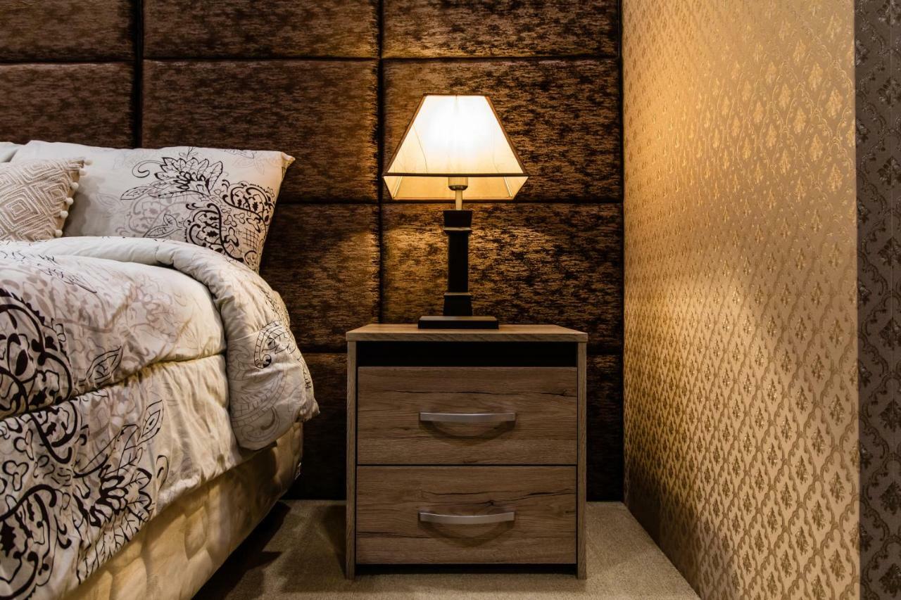 Apartment Giron Suites At Bonifacio Global City