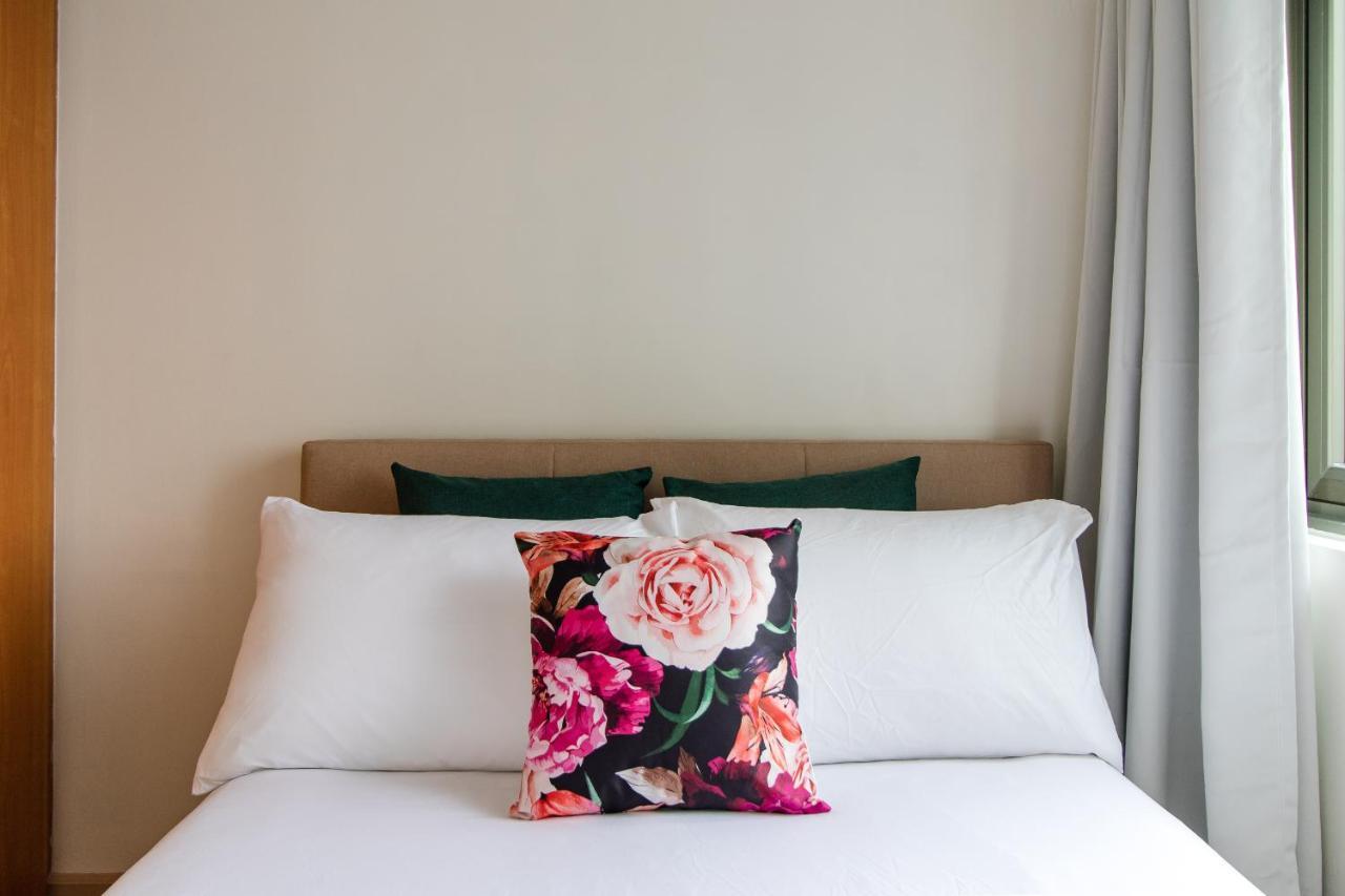 Apartment Giron Suites At Bonifacio Global City Manila